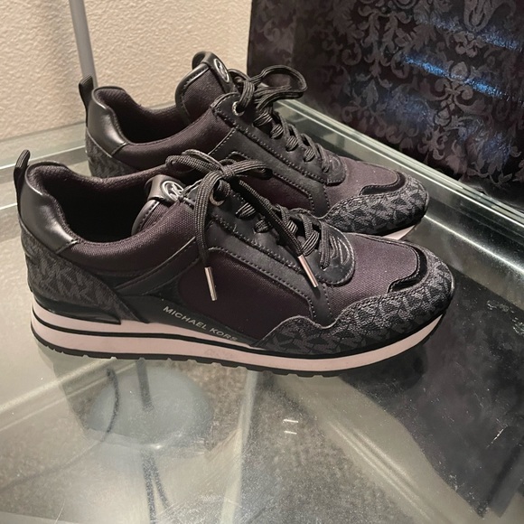 Black - Picture 2 of 3